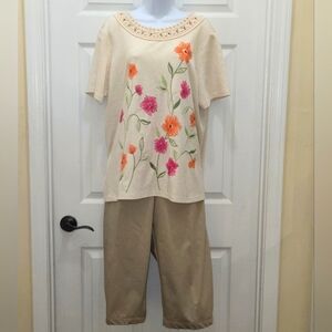 Alfred Dunner / Women's 2 Piece Outfit / Capri Pants & Shirt